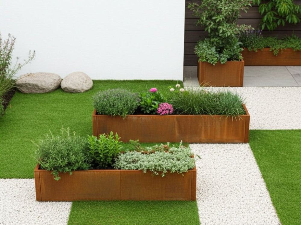 CUBY højbed i cortenstål med grønne planter placeret i moderne haveanlæg