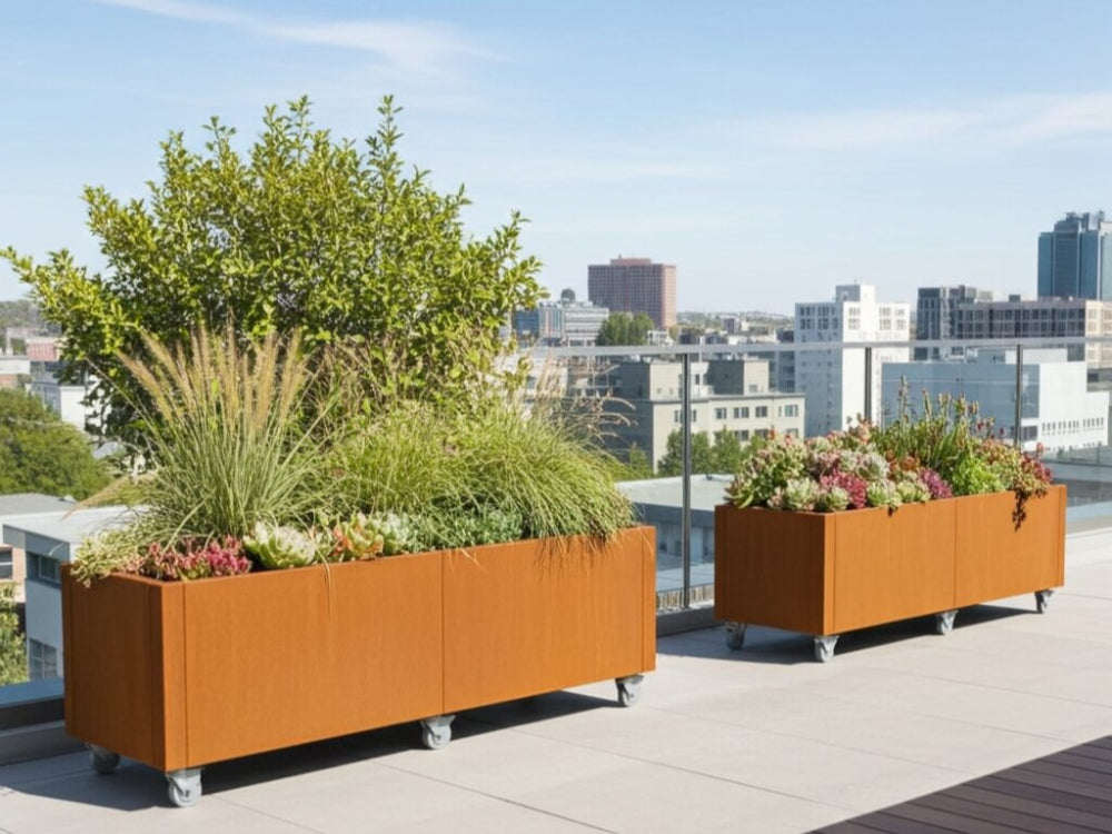 Flere CUBY plantekasser i cortenstål med beplantning på tagterrasse med byudsigt