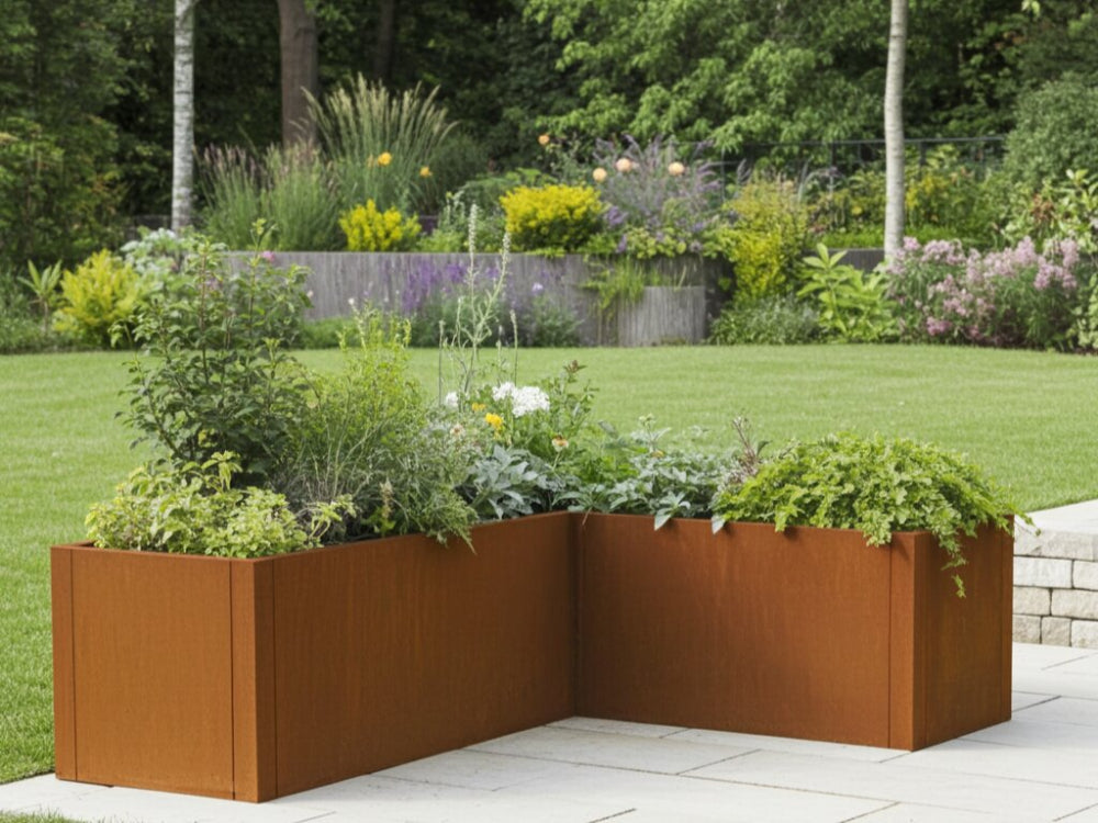 CUBY vinkelplantekasse i cortenstål med farverige planter