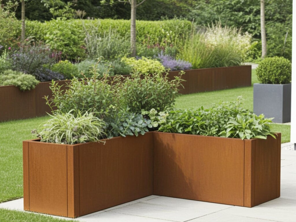 CUBY hjørneplantekasse i cortenstål med prydgræs på moderne terrasse