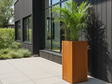 Høj CUBY plantekasse i cortenstål med palme ved moderne terrasse