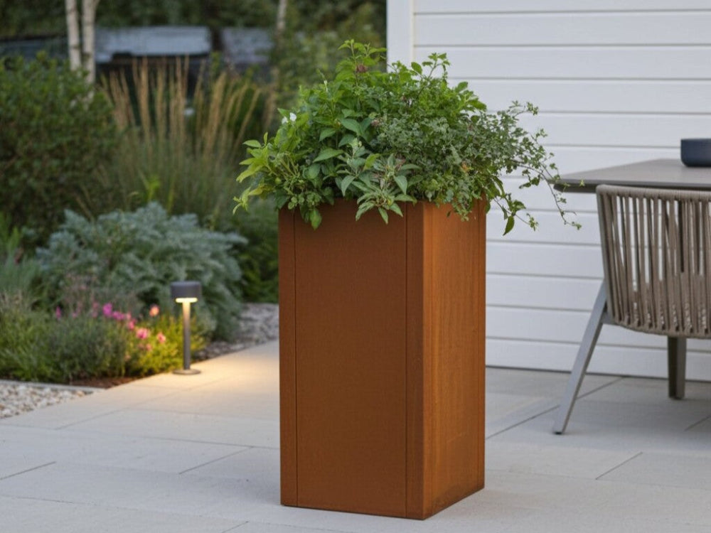CUBY høj plantekasse i cortenstål med planter på terrasse