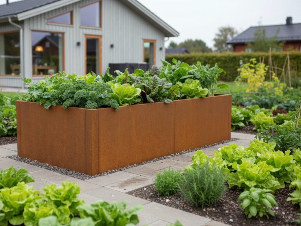 CUBY højbed i cortenstål med urter ved moderne terrasse