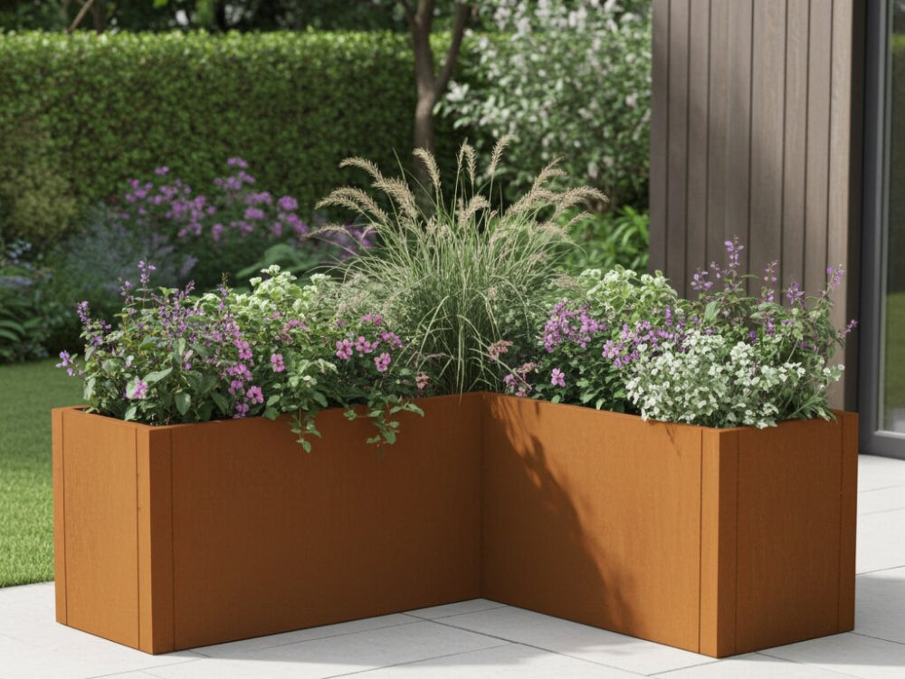 L-formet plantekasse i cortenstål fra CUBY med forskellige haveplanter