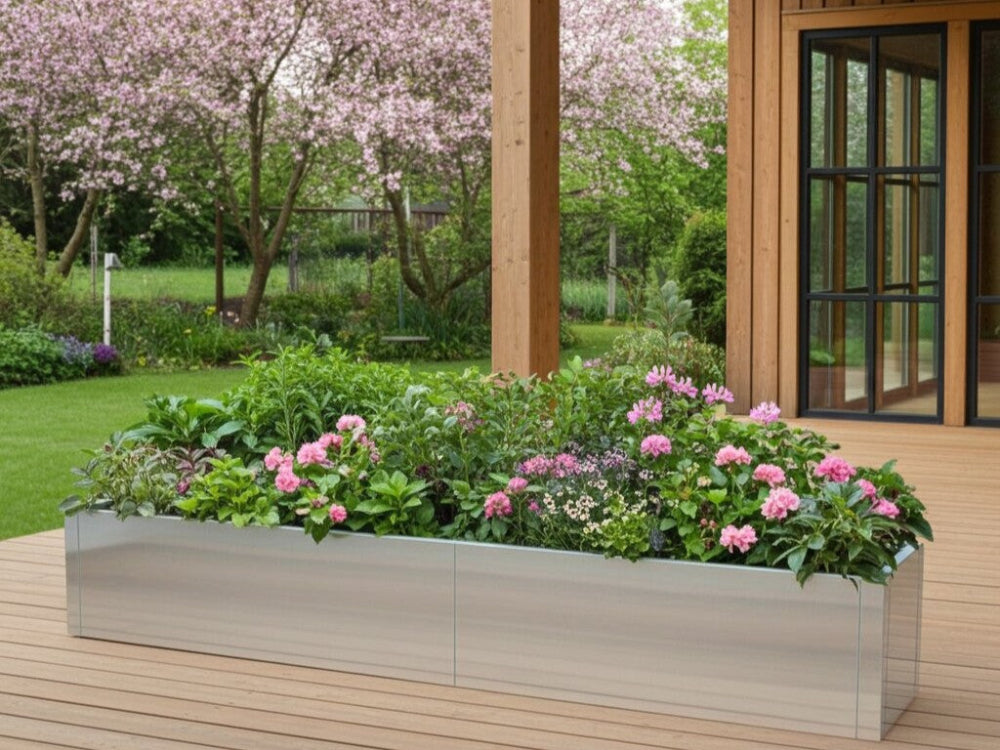 Lang CUBY plantekasse i galvaniseret stål fyldt med blomster på træterrasse