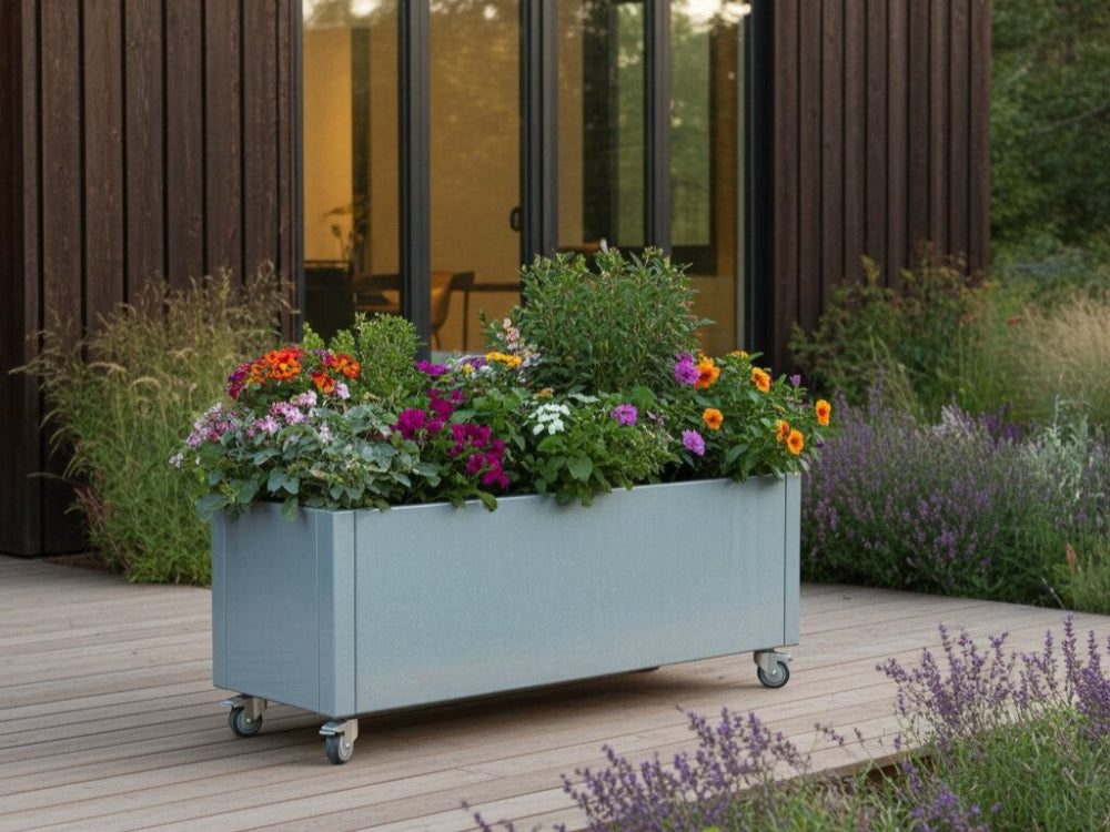 Lang CUBY plantekasse i galvaniseret stål på hjul ved træterrasse