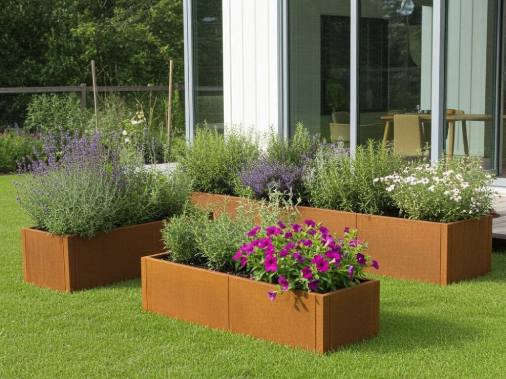 Lav CUBY plantekasse i cortenstål med blomster og krydderurter i haven