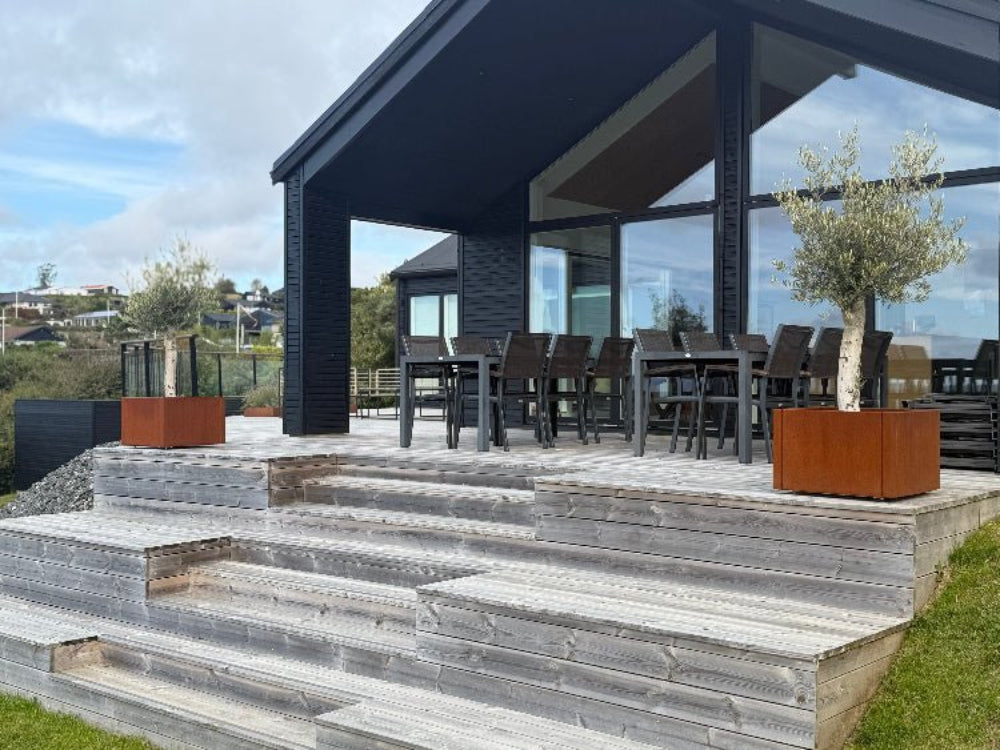 CUBY plantekasser i cortenstål ved terrasse og trappe