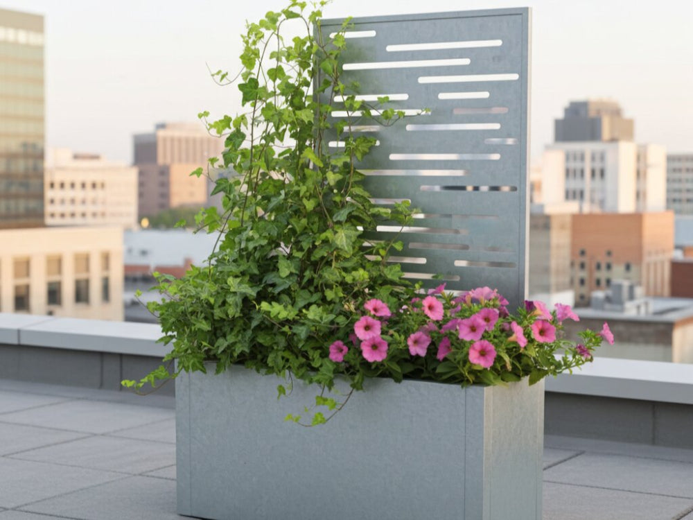 CUBY plantekasse i galvaniseret stål med espalier og klatreplanter på byterrasse