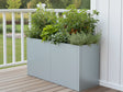 CUBY aflang plantekasse i galvaniseret stål med frodige planter placeret på terrasse ved rækværk