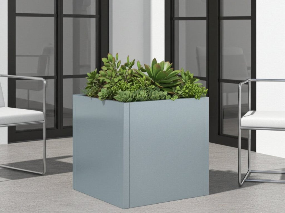 CUBY høj kvadratisk plantekasse i galvaniseret stål med grøn beplantning i moderne gårdhave