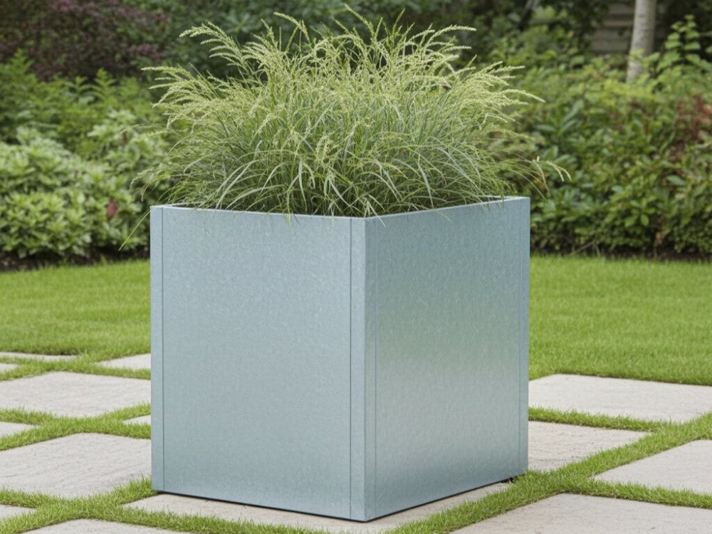 CUBY høj kvadratisk plantekasse i galvaniseret stål med prydgræs i grøn have