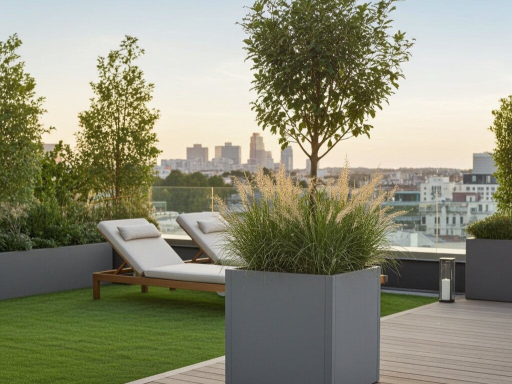 CUBY høj kvadratisk plantekasse i galvaniseret stål med prydgræsser på tagterrasse