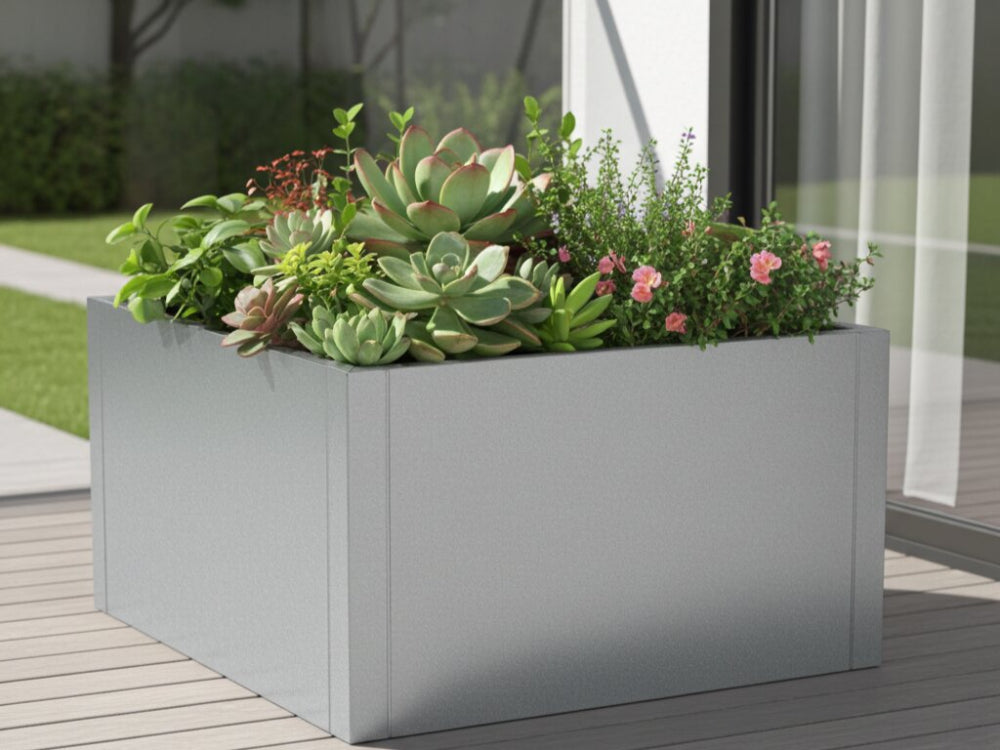 CUBY lav plantekasse i galvaniseret stål med sukkulenter placeret på terrasse