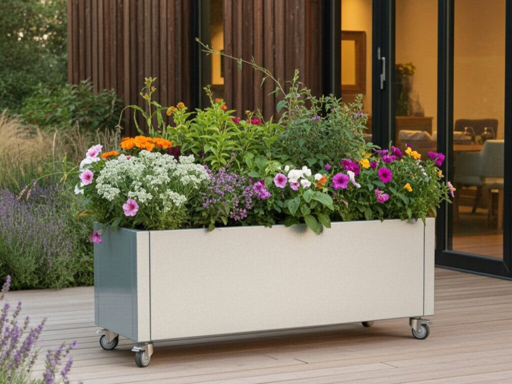 CUBY plantekasse i galvaniseret stål på hjul med blomstrende sommerplanter