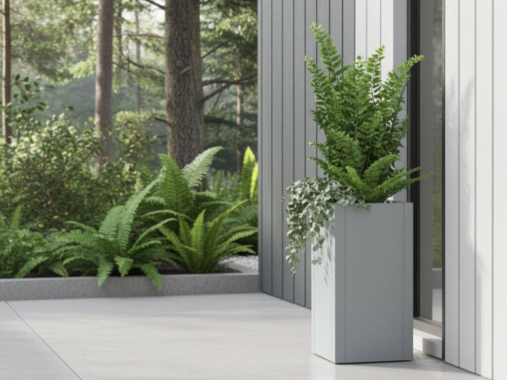 CUBY plantekasse i galvaniseret stål placeret ved moderne facade