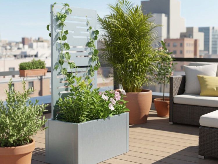 Galvaniseret plantekasse med espalier placeret i loungemiljø