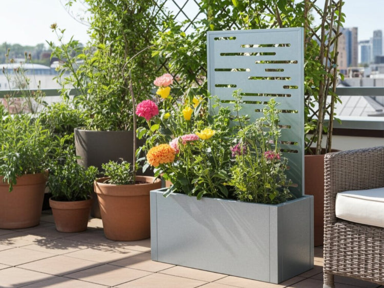 Plantekasse med espalier i galvaniseret stål placeret på terrasse med krukker