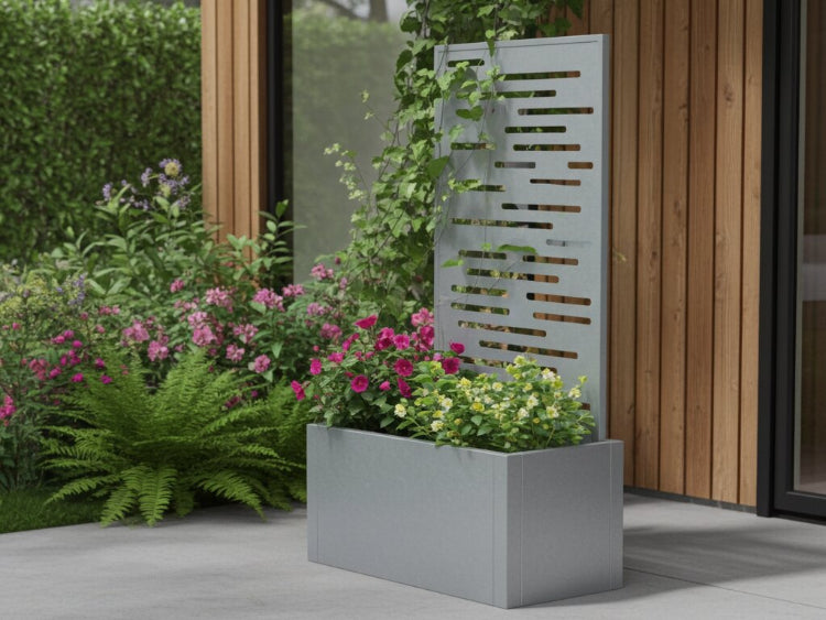 Plantekasse med espalier i galvaniseret stål placeret ved trævæg med blomster