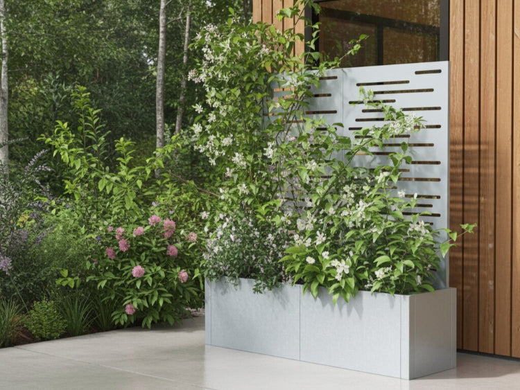 Plantekasse med espalier i galvaniseret stål med blomstrende planter