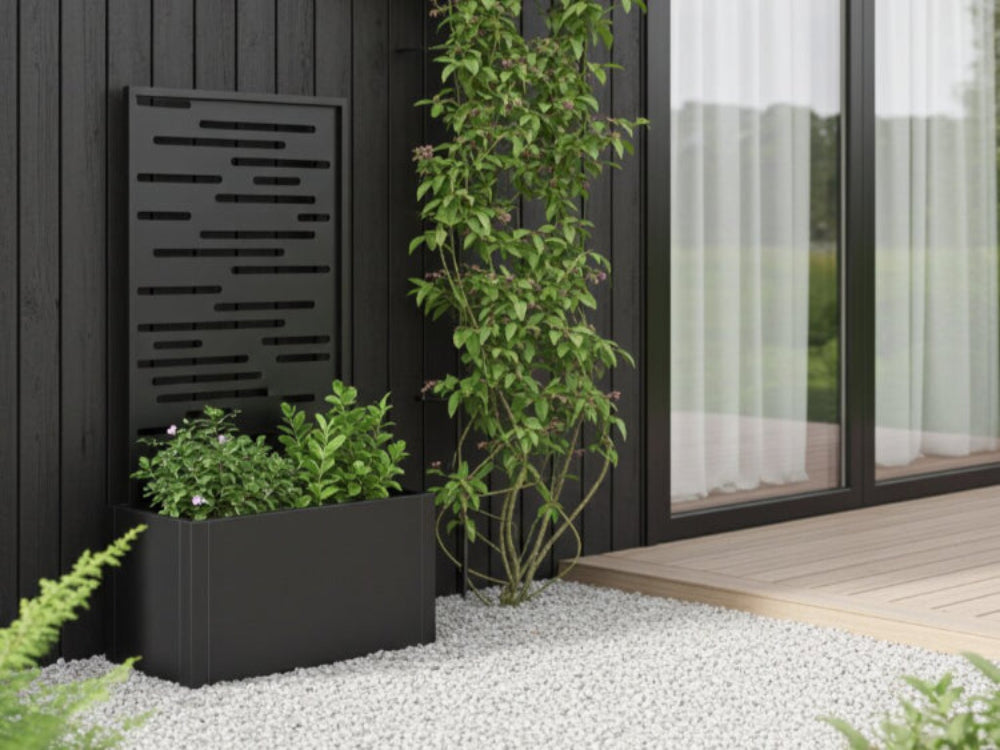 Plantekasse med espalier i sortlakeret stål set fra siden