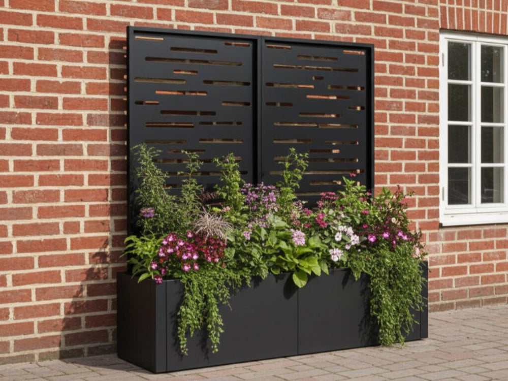 CUBY plantekasse med espalier i sortlakeret stål placeret op ad mur