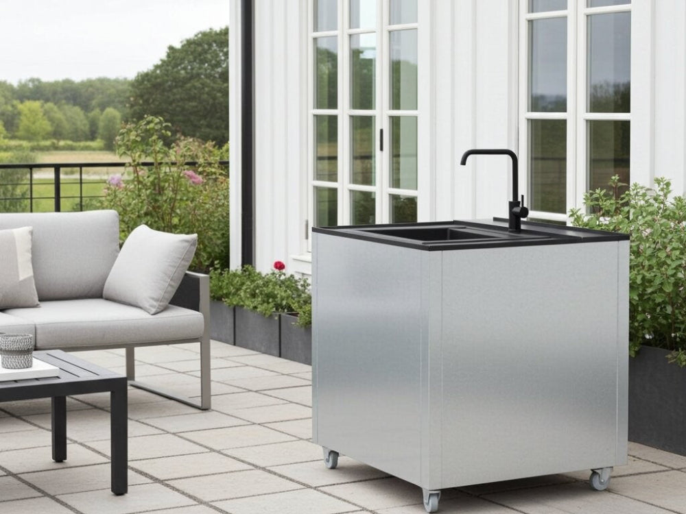 CUBY udekøkken med vask i galvaniseret stål på terrasse ved moderne bolig med loungemøbler