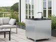 CUBY udekøkken med vask i galvaniseret stål på terrasse ved moderne bolig med loungemøbler