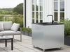 CUBY udekøkken med vask i galvaniseret stål på terrasse ved moderne bolig med loungemøbler