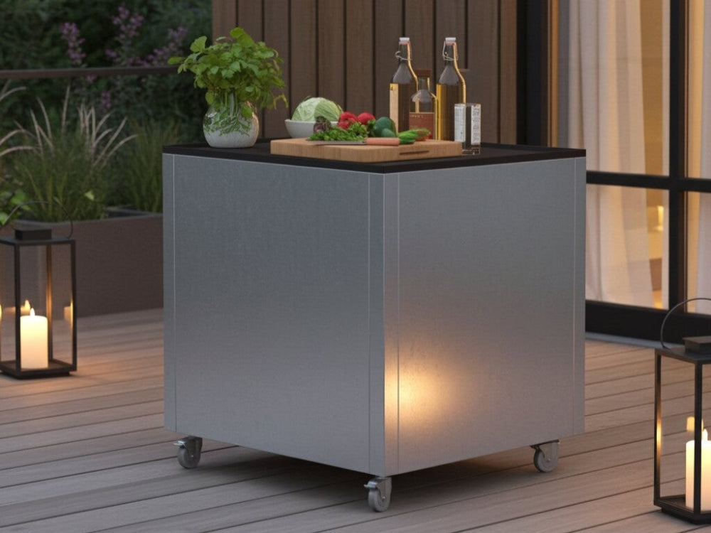 Detalje af CUBY udekøkkenbord i galvaniseret stål med olie og friske råvarer