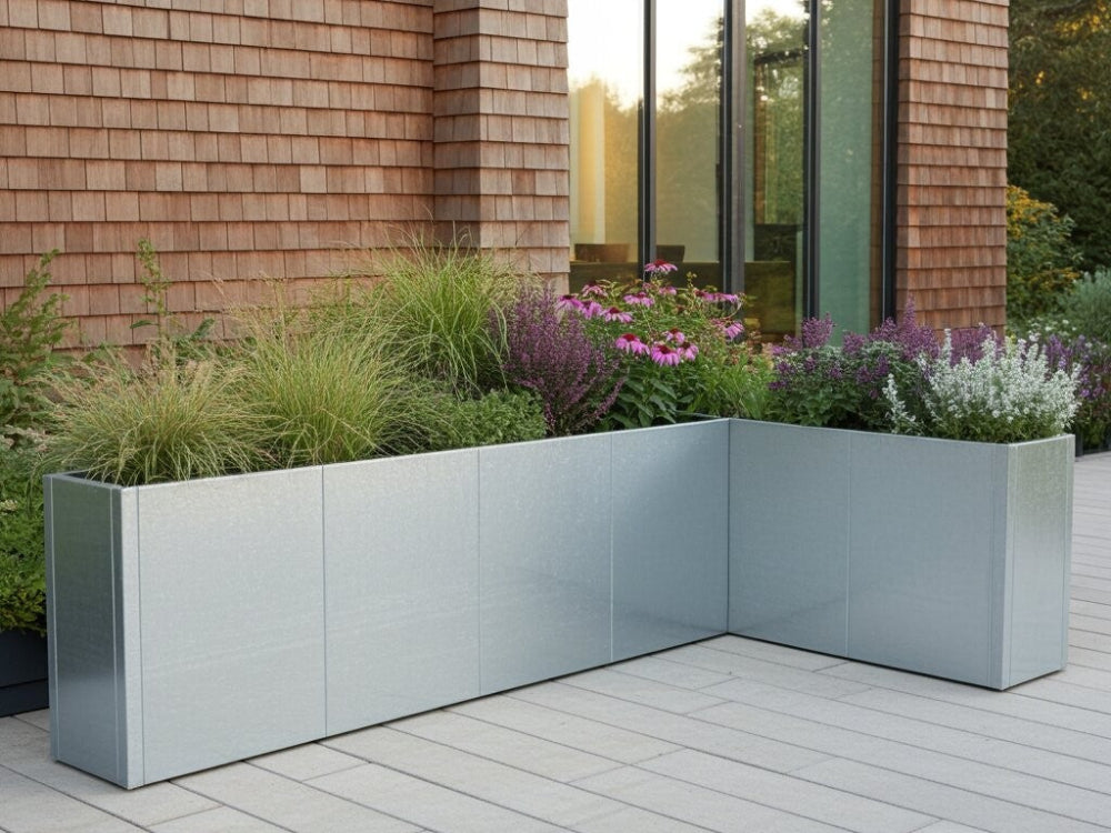 CUBY vinkel plantekasse i galvaniseret stål med prydgræsser og sommerblomster