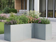CUBY vinkel plantekasse i galvaniseret stål med blomstrende stauder ved terrasse