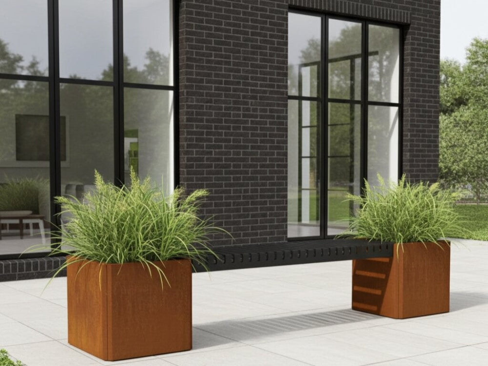 EDGY bænksæt i cortenstål med bænk mellem plantekasser