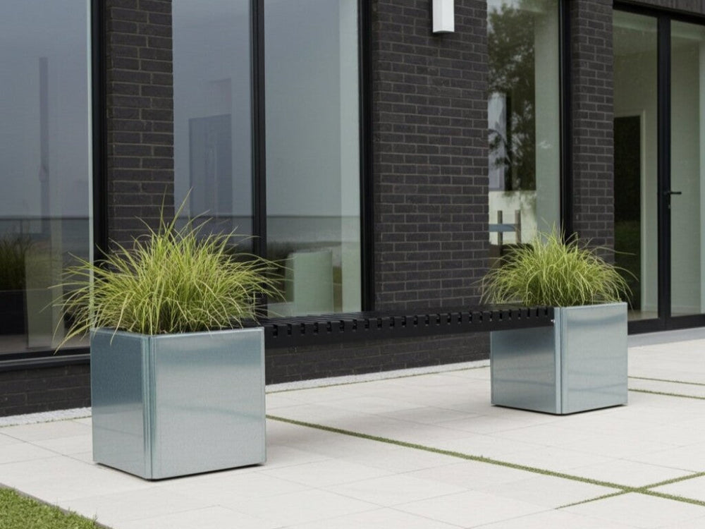 EDGY bænksæt i galvaniseret stål med integrerede plantekasser på terrasse