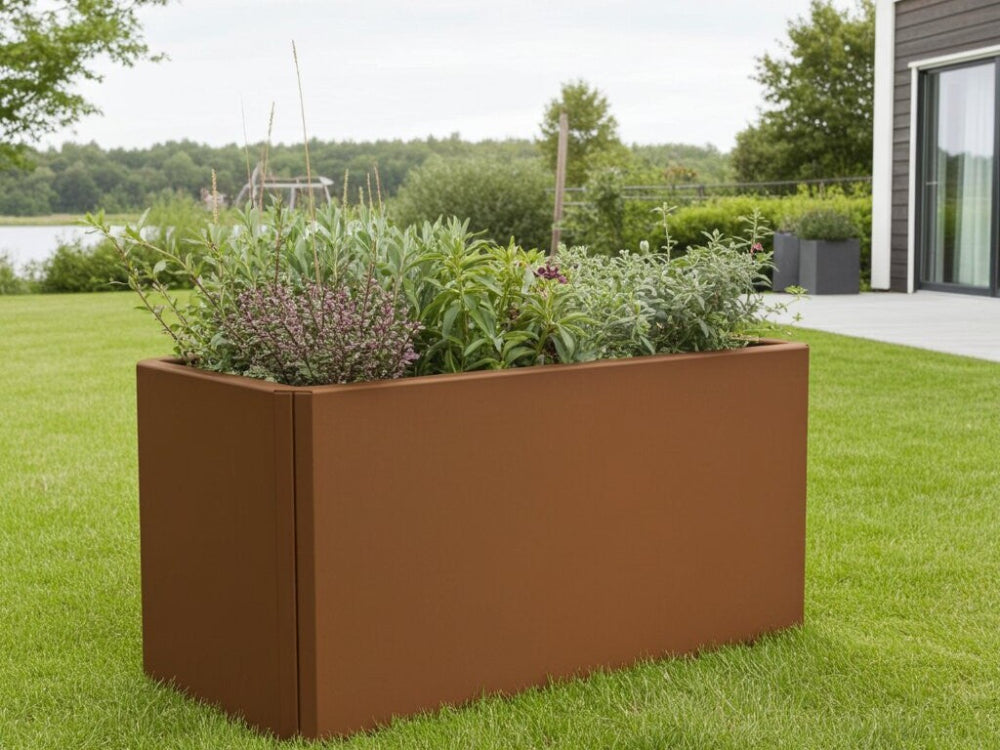EDGY plantekasse i cortenstål med varieret beplantning i åben have