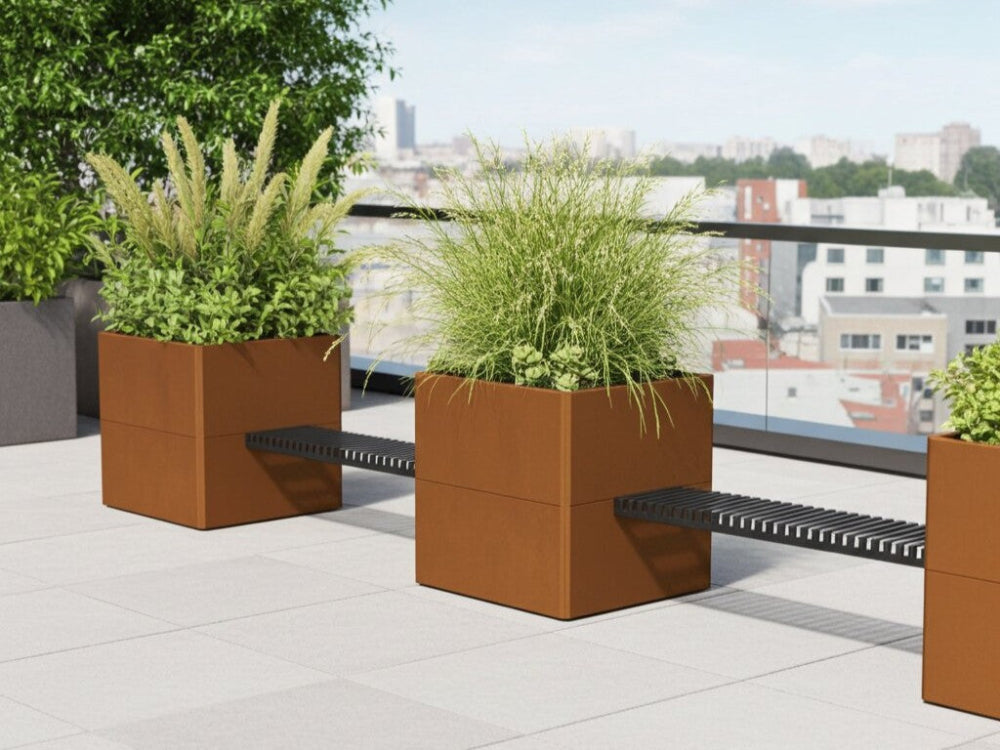 Detalje af EDGY plantekasse i cortenstål med bænk og græsser