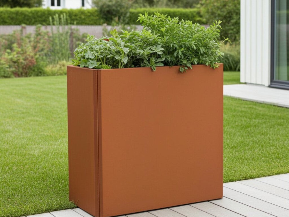 EDGY høj kompakt plantekasse i cortenstål med grøn beplantning ved terrasse