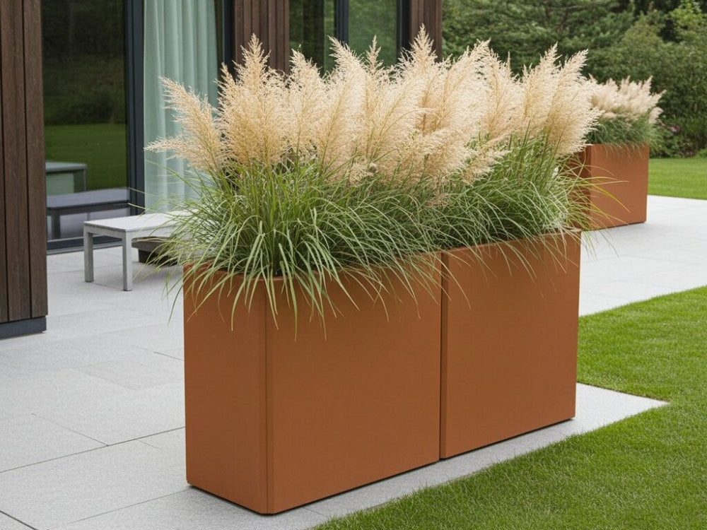 EDGY høj rektangulær plantekasse i cortenstål med prydgræs ved terrasse