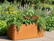 EDGY kompakt rektangulær plantekasse i cortenstål med blomster i naturhave