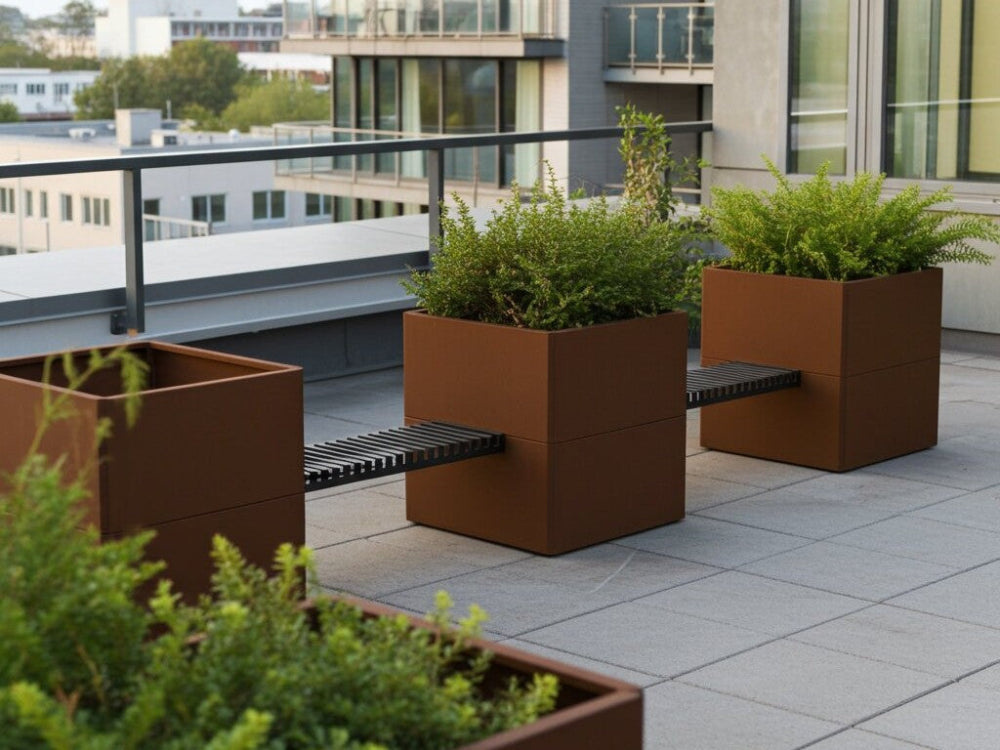 EDGY plantekasser i cortenstål med integreret bænk på tagterrasse