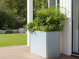 EDGY høj rektangulær plantekasse i galvaniseret stål ved husfacade