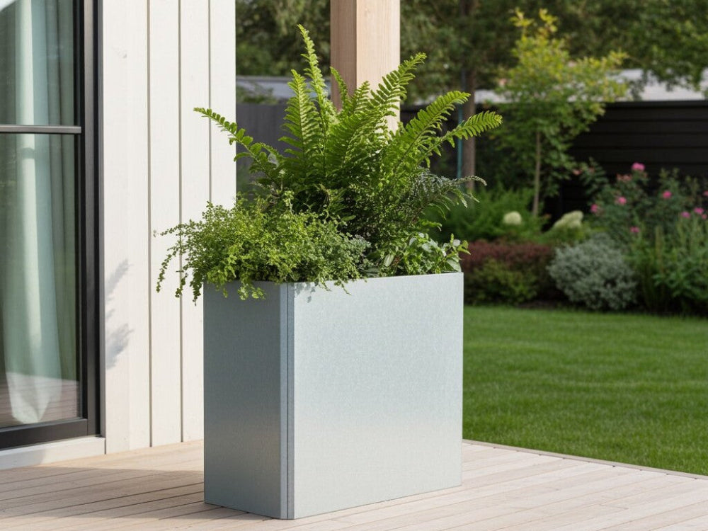 EDGY høj rektangulær plantekasse i galvaniseret stål med bregne ved terrasse