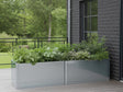 EDGY plantekasse i galvaniseret stål med tæt beplantning ved terrasse og rækværk