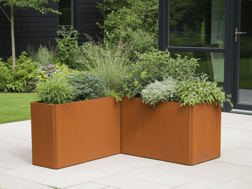 EDGY høj vinkel plantekasse i cortenstål sammensat som modulopbygget løsning