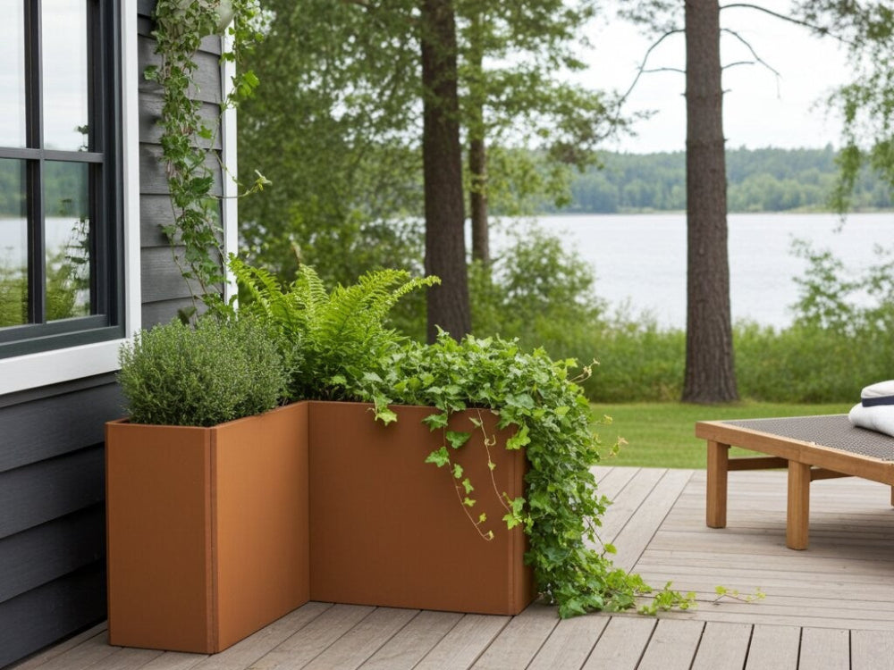 EDGY høj vinkel plantekasse i cortenstål med grøn beplantning på træterrasse