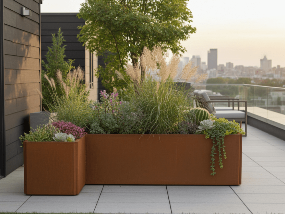 EDGY vinkel plantekasse i cortenstål med prydgræsser på tagterrasse