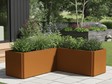 EDGY vinkel plantekasse i cortenstål med grøn beplantning på moderne terrasse