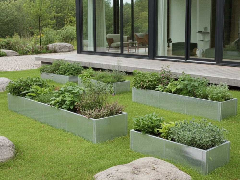 Flere galvaniserede højbed i stål med grøntsager og krydderurter i køkkenhave ved terrasse