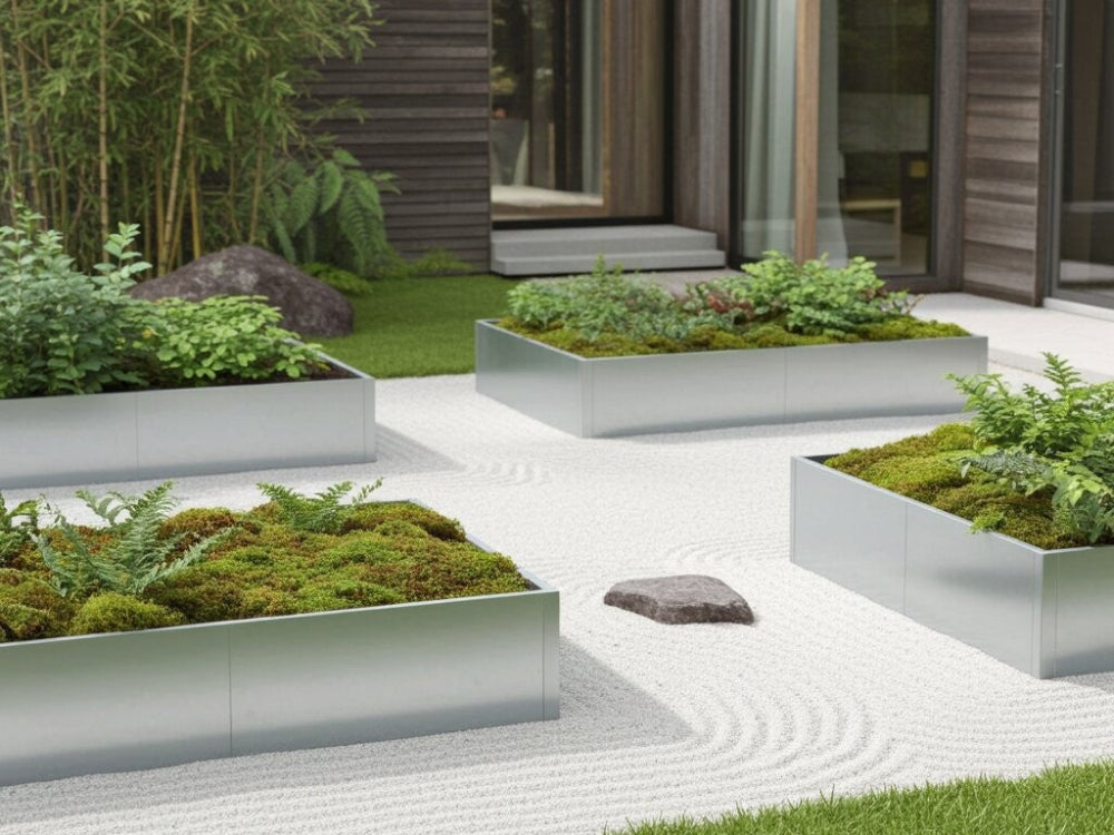 Galvaniserede højbed i stål med mos og bregner i minimalistisk have med sand og sten