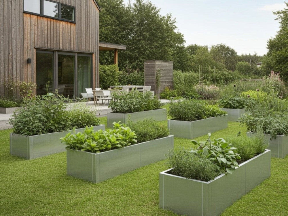 Galvaniserede højbed med grøntsager og urter i moderne køkkenhave ved villa